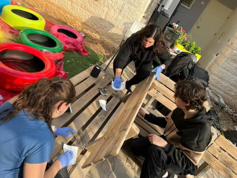 שיוף הספסל בפינת אופק
