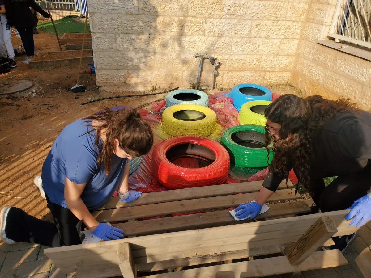 צביעת צמיגים וספסל בפינת אופק